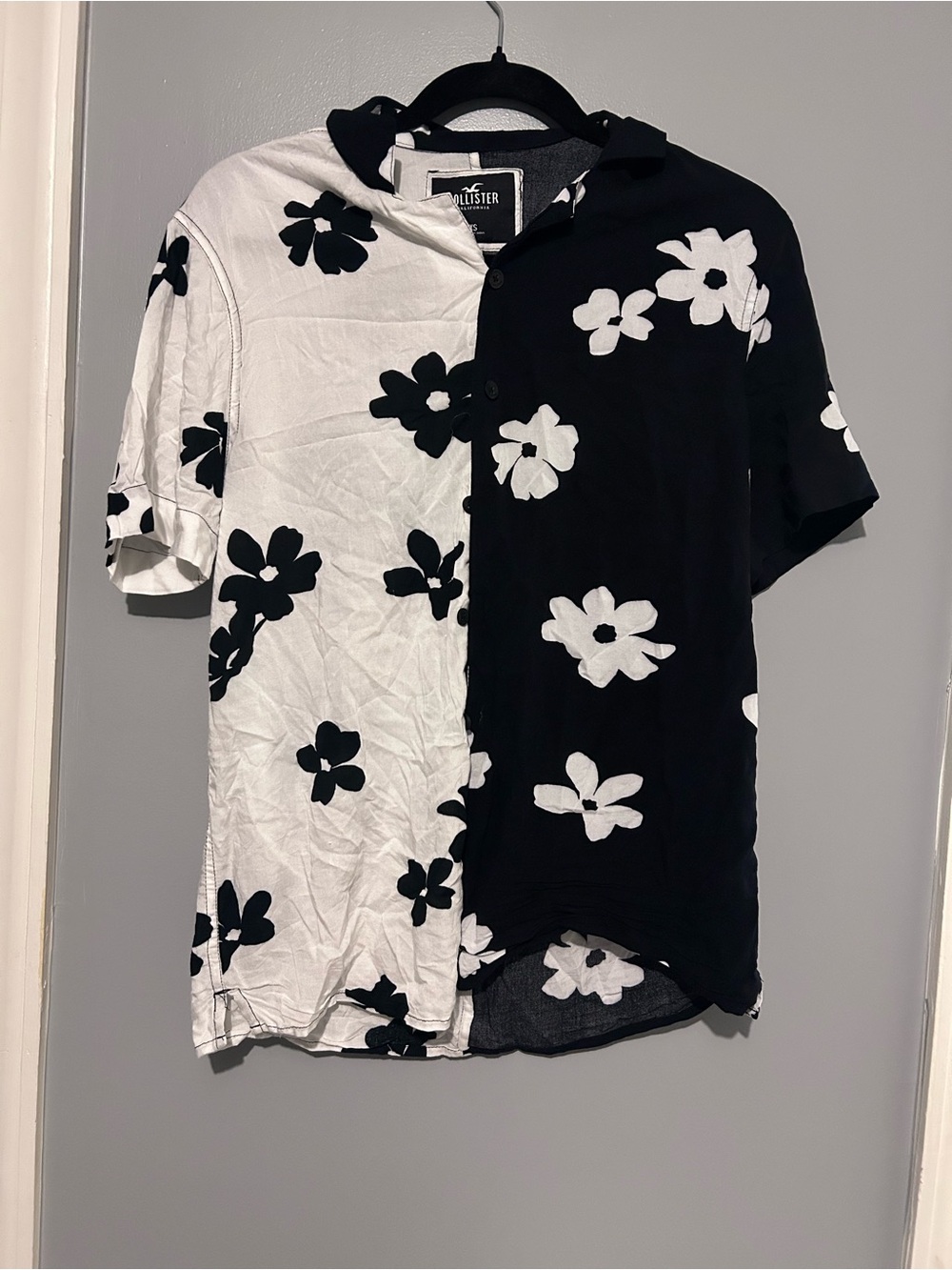 Hollister Black & White Split Floral Button-Down Shirt